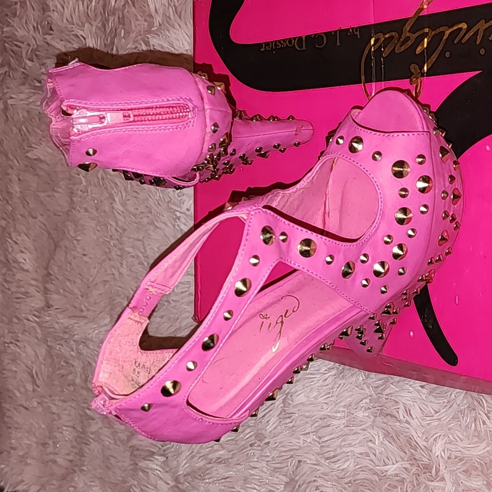 Heel-less Platform Fuchsia Pink Gold studed sandals - size 6.5